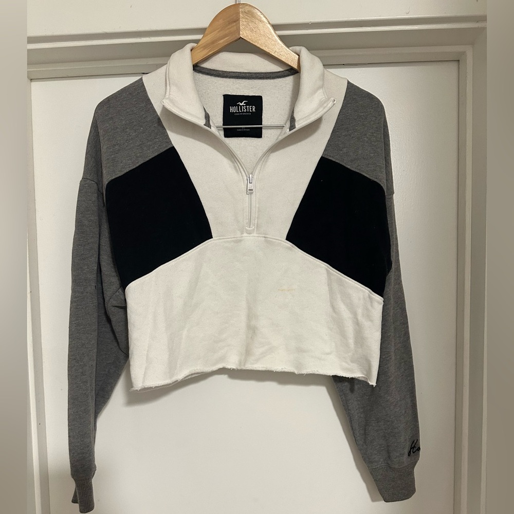 Hollister Women's Black, Gray, and White Cropped Sweatshirt